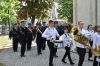 Orkiestra gra na pochodzie